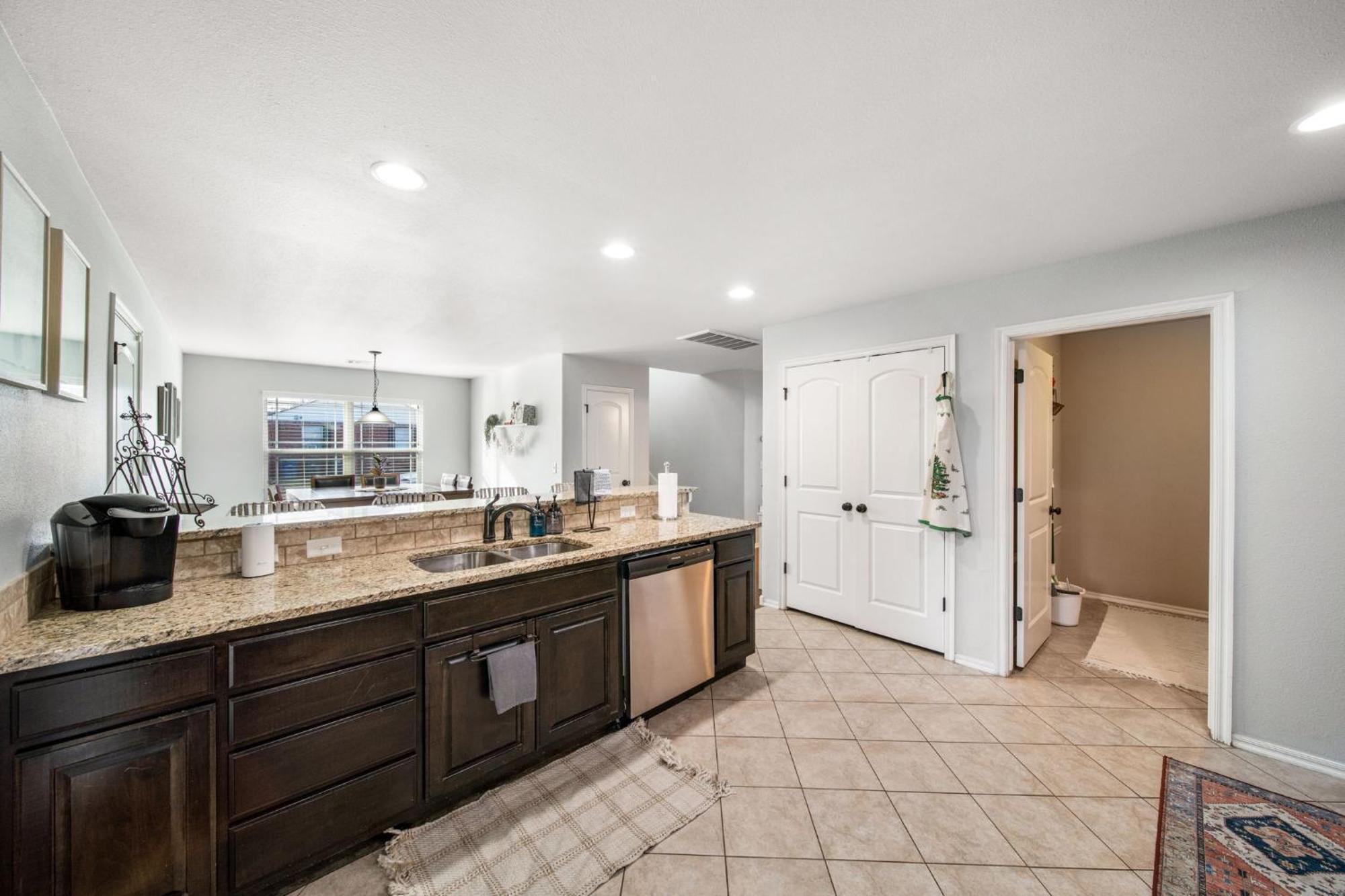 6 Bed,fire Pit, Grill, Walk To Tu By Hvnlyhomes Holiday home Tulsa