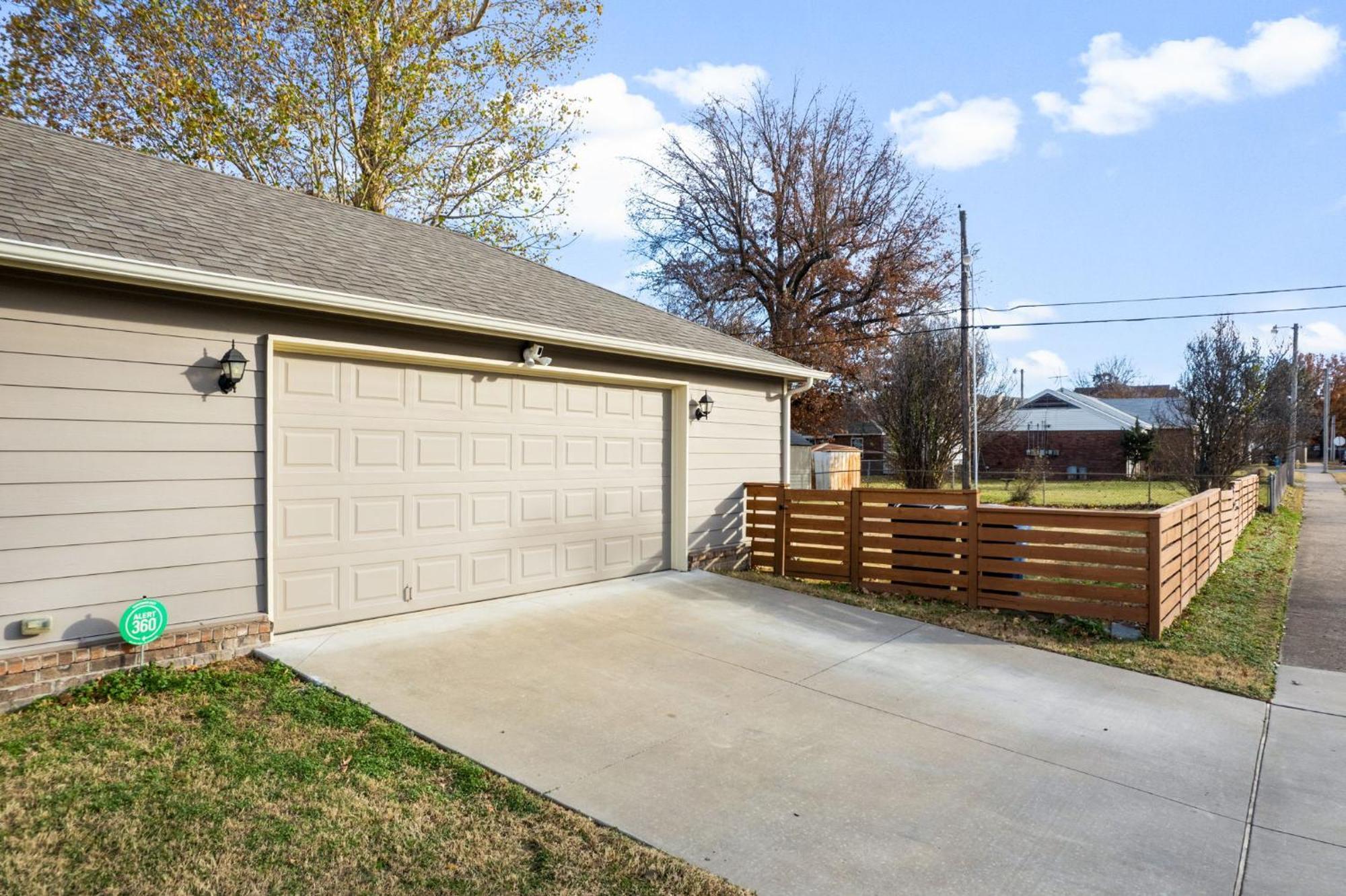 6 Bed,fire Pit, Grill, Walk To Tu By Hvnlyhomes Holiday home
