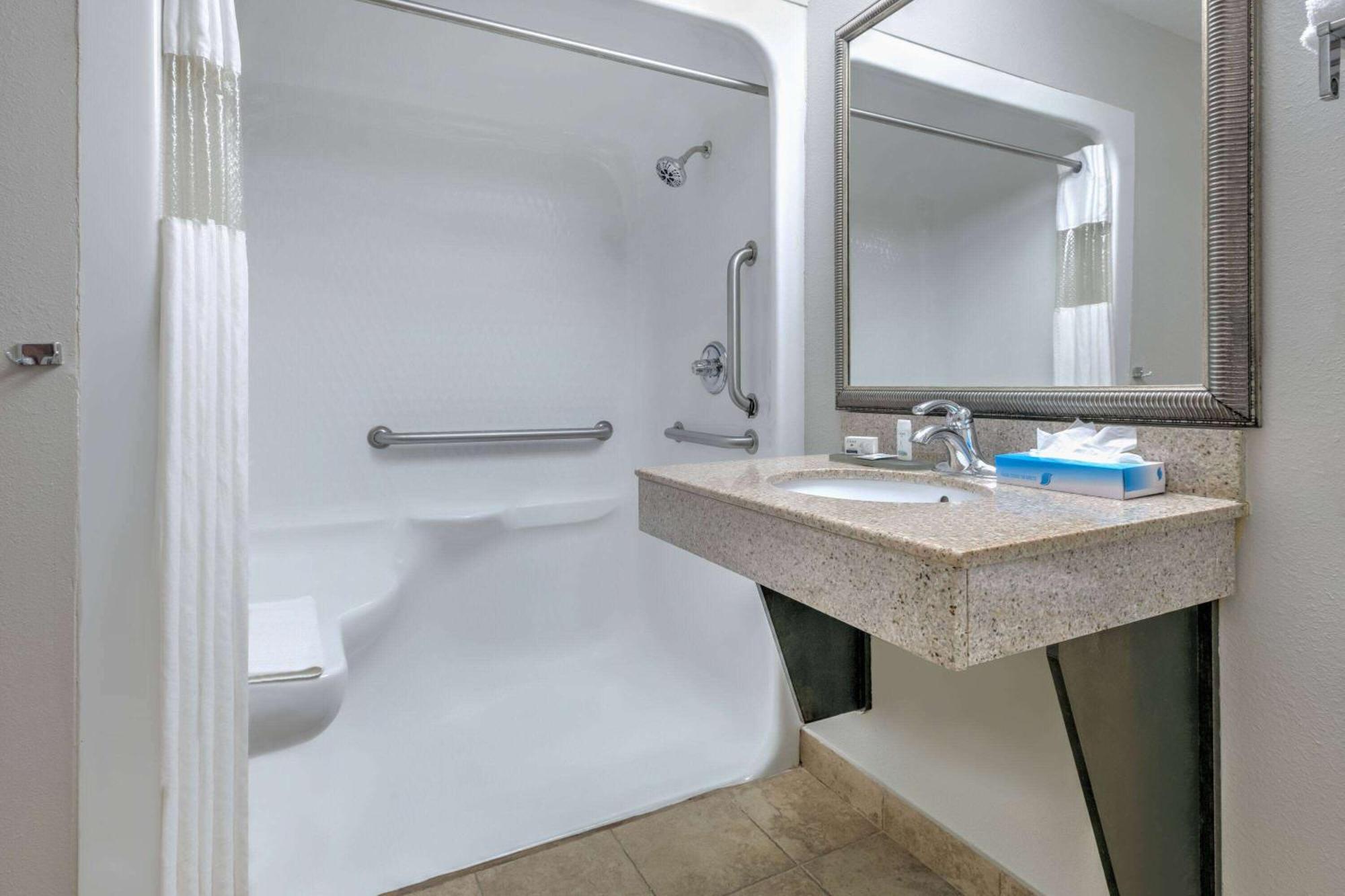 La Quinta By Wyndham Airport / Expo Square Hotel