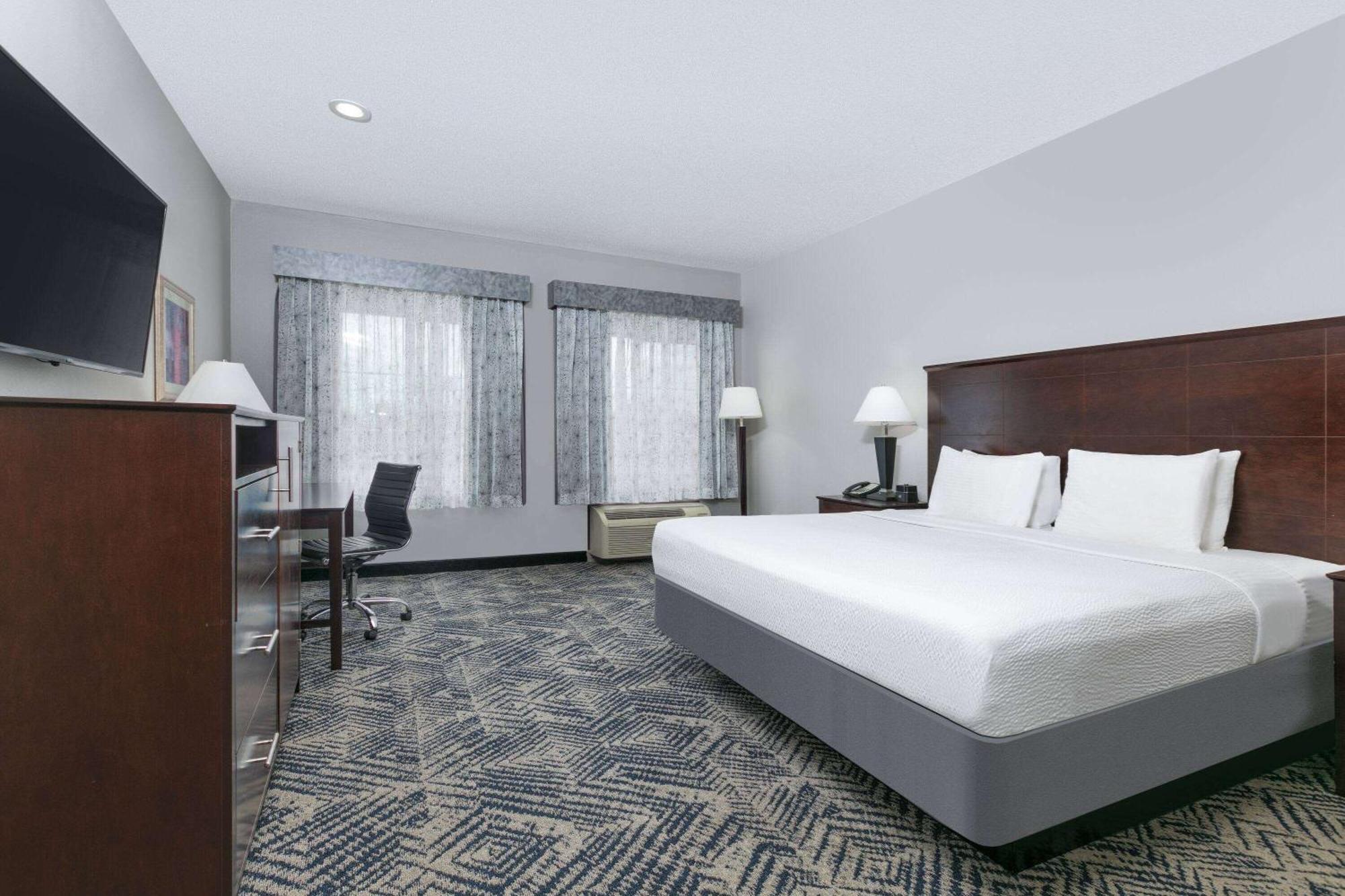 La Quinta By Wyndham Airport / Expo Square Hotel 3*