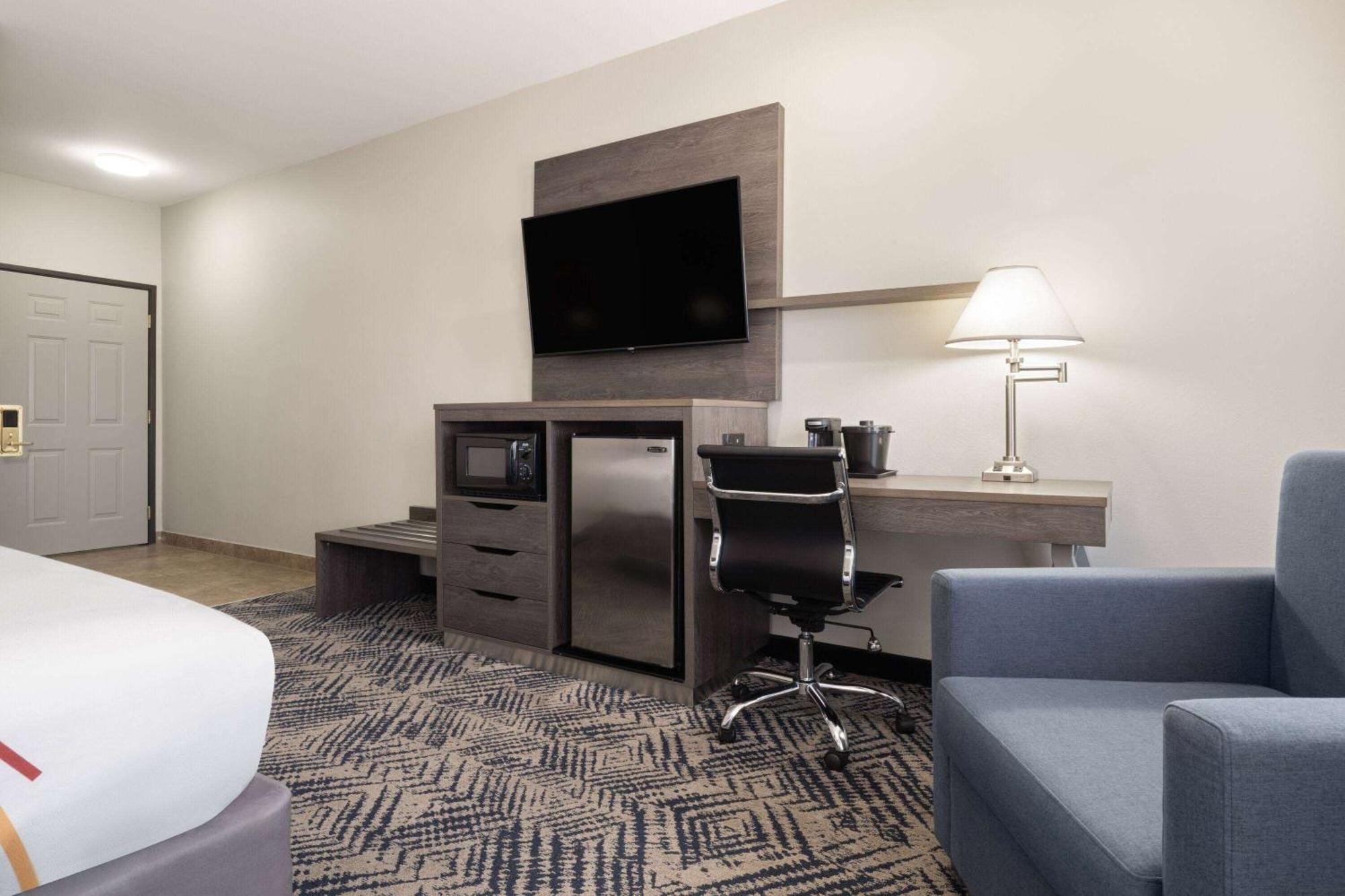 La Quinta By Wyndham Airport / Expo Square Hotel 3*