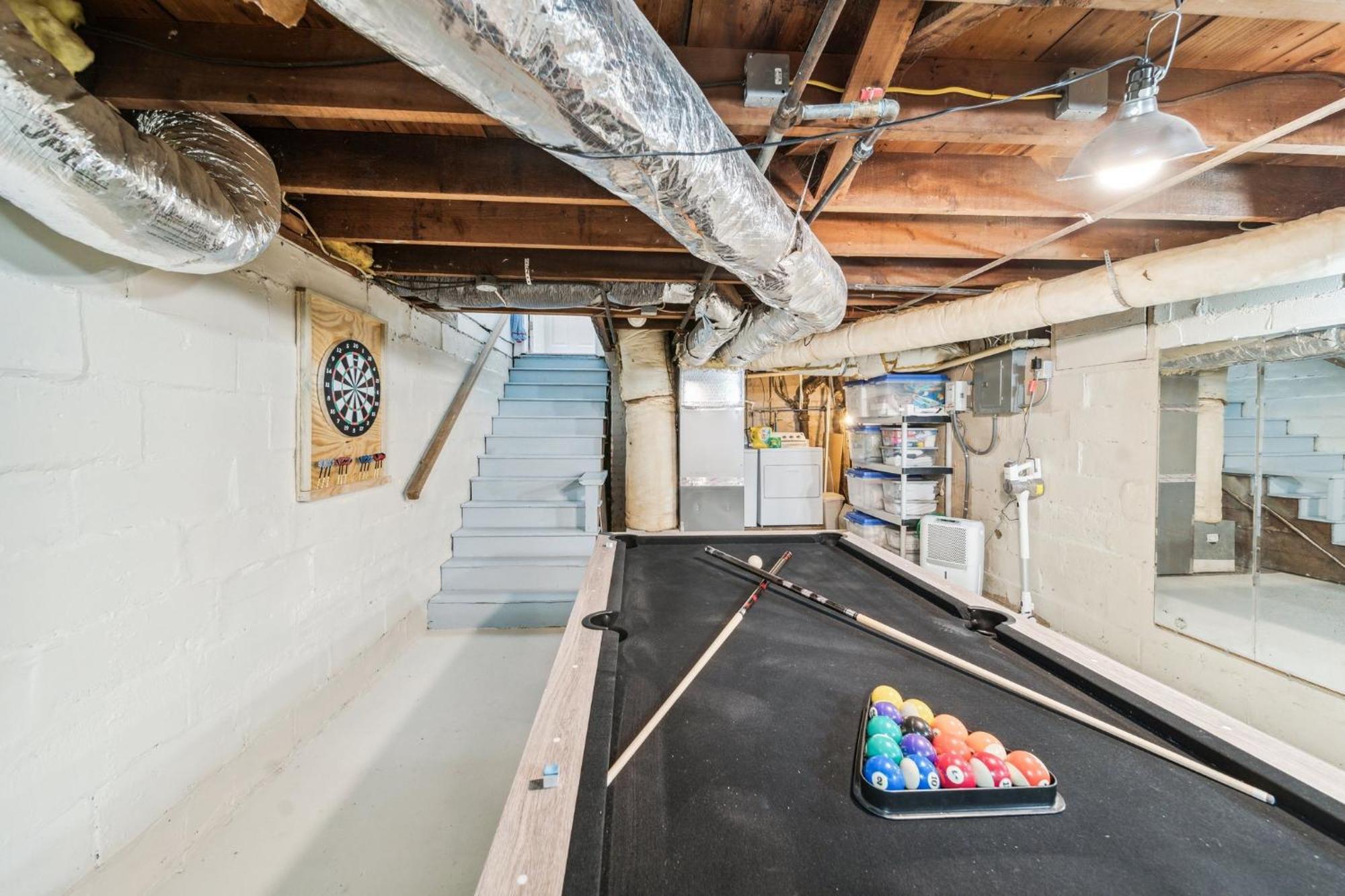 Hottub, Pool Table, Basketball, Firepit, Sleeps 8 Holiday home