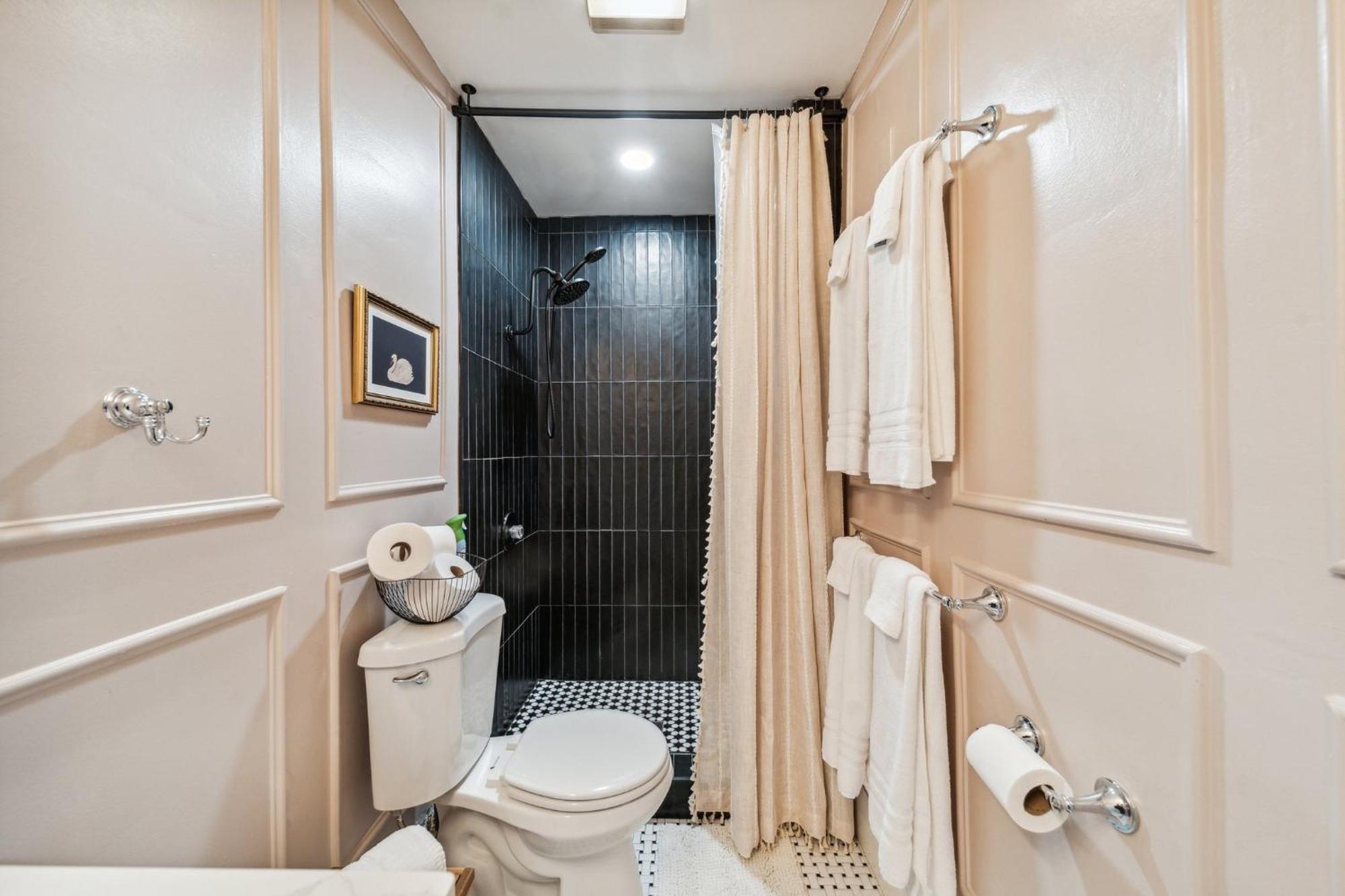 Hottub, Pool Table, Basketball, Firepit, Sleeps 8