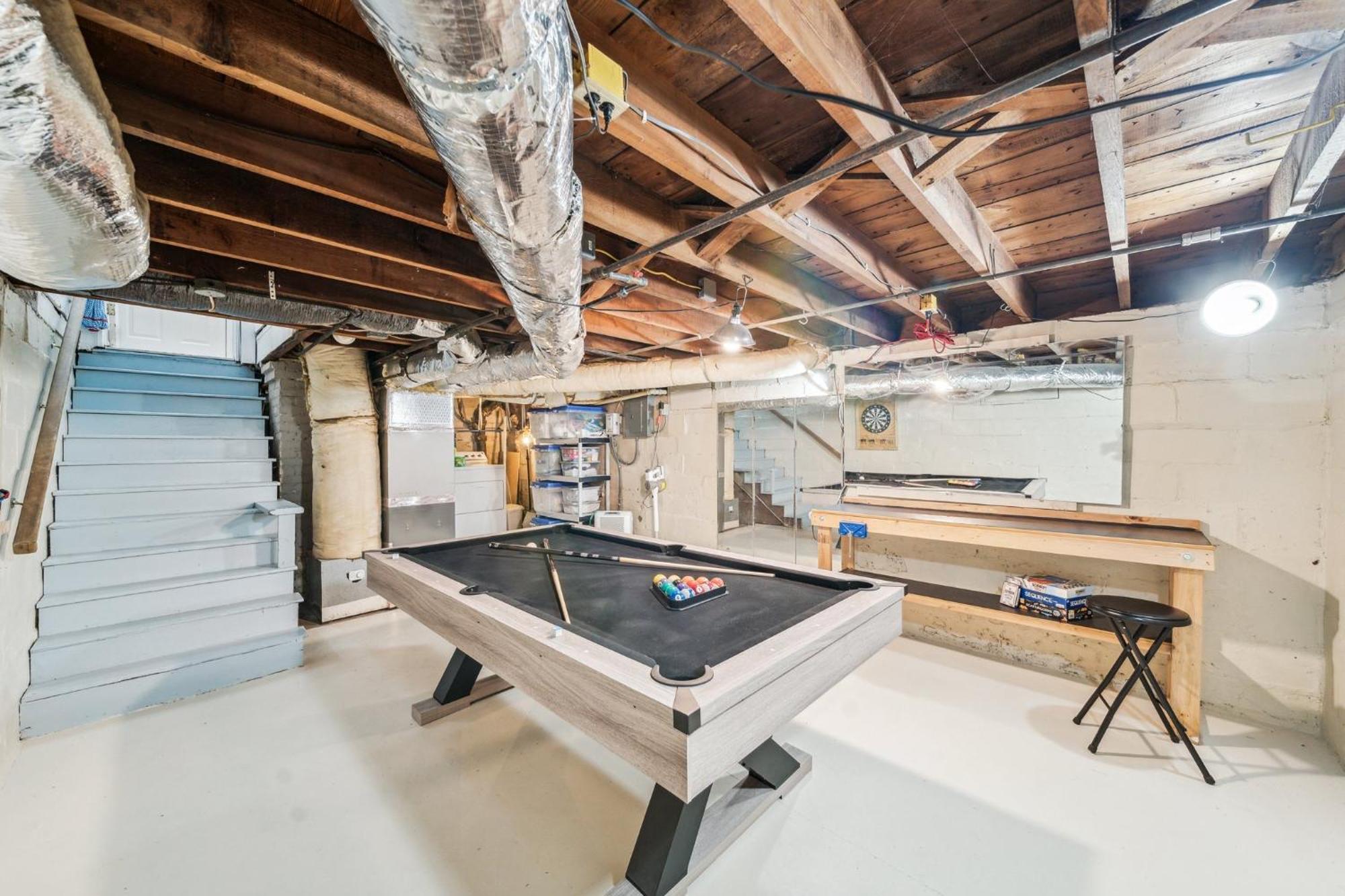 Hottub, Pool Table, Basketball, Firepit, Sleeps 8 Holiday home *