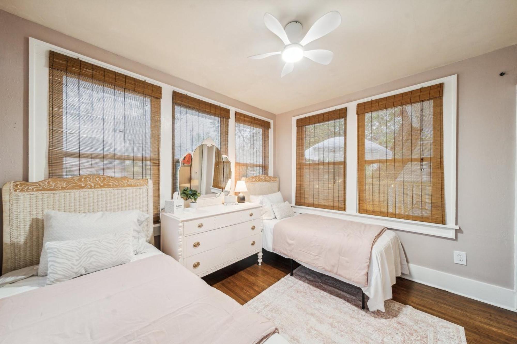Hottub, Pool Table, Basketball, Firepit, Sleeps 8 *