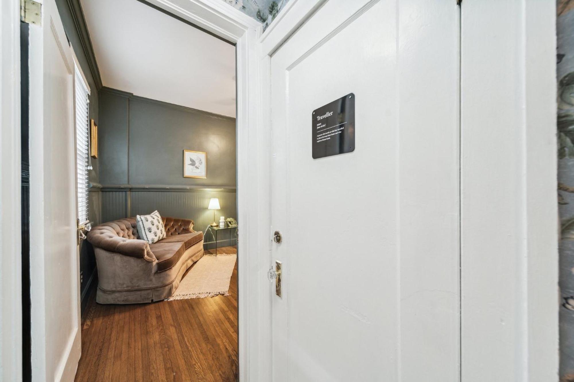 Hottub, Pool Table, Basketball, Firepit, Sleeps 8 Holiday home