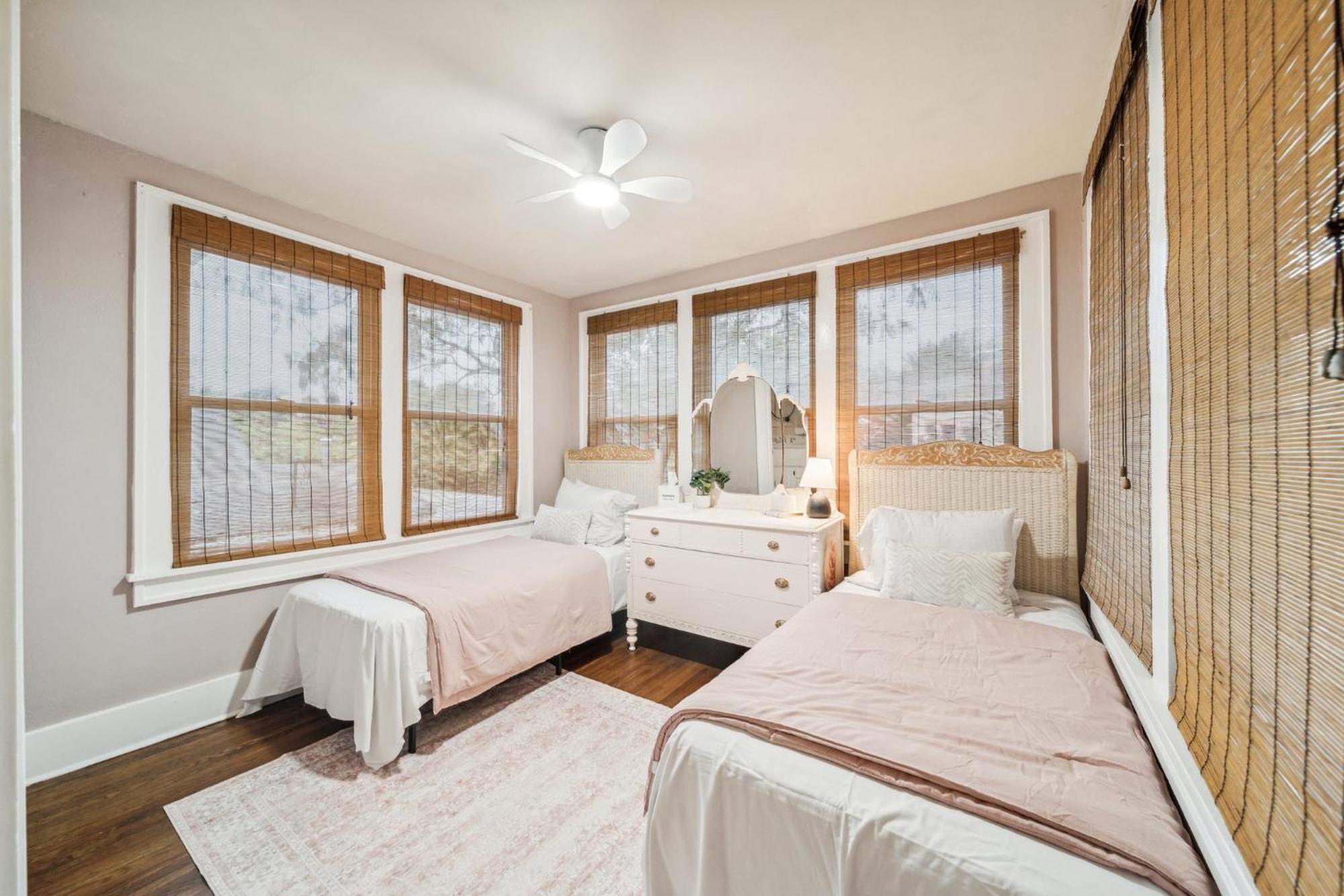 Hottub, Pool Table, Basketball, Firepit, Sleeps 8