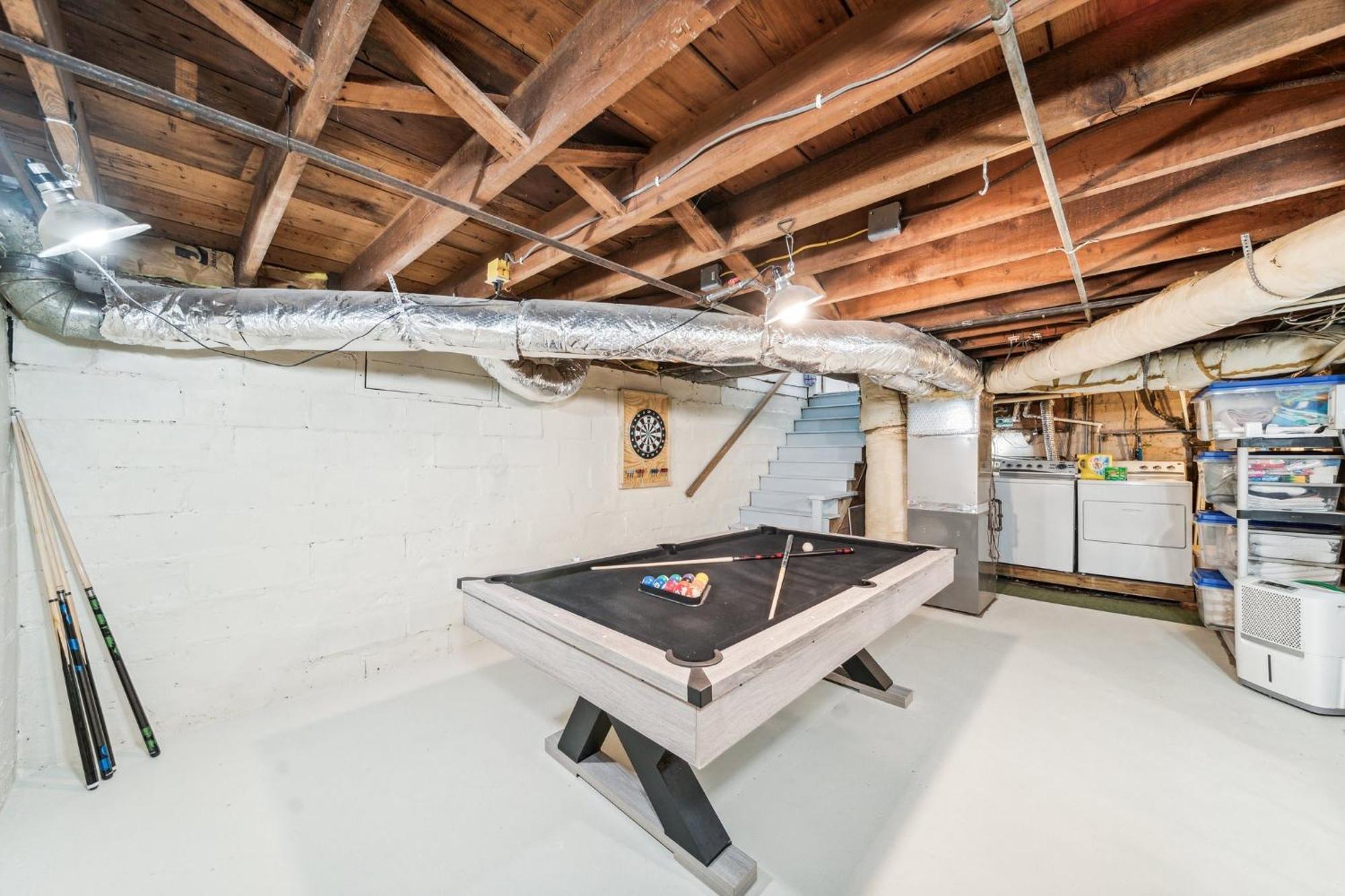 Hottub, Pool Table, Basketball, Firepit, Sleeps 8 * Tulsa