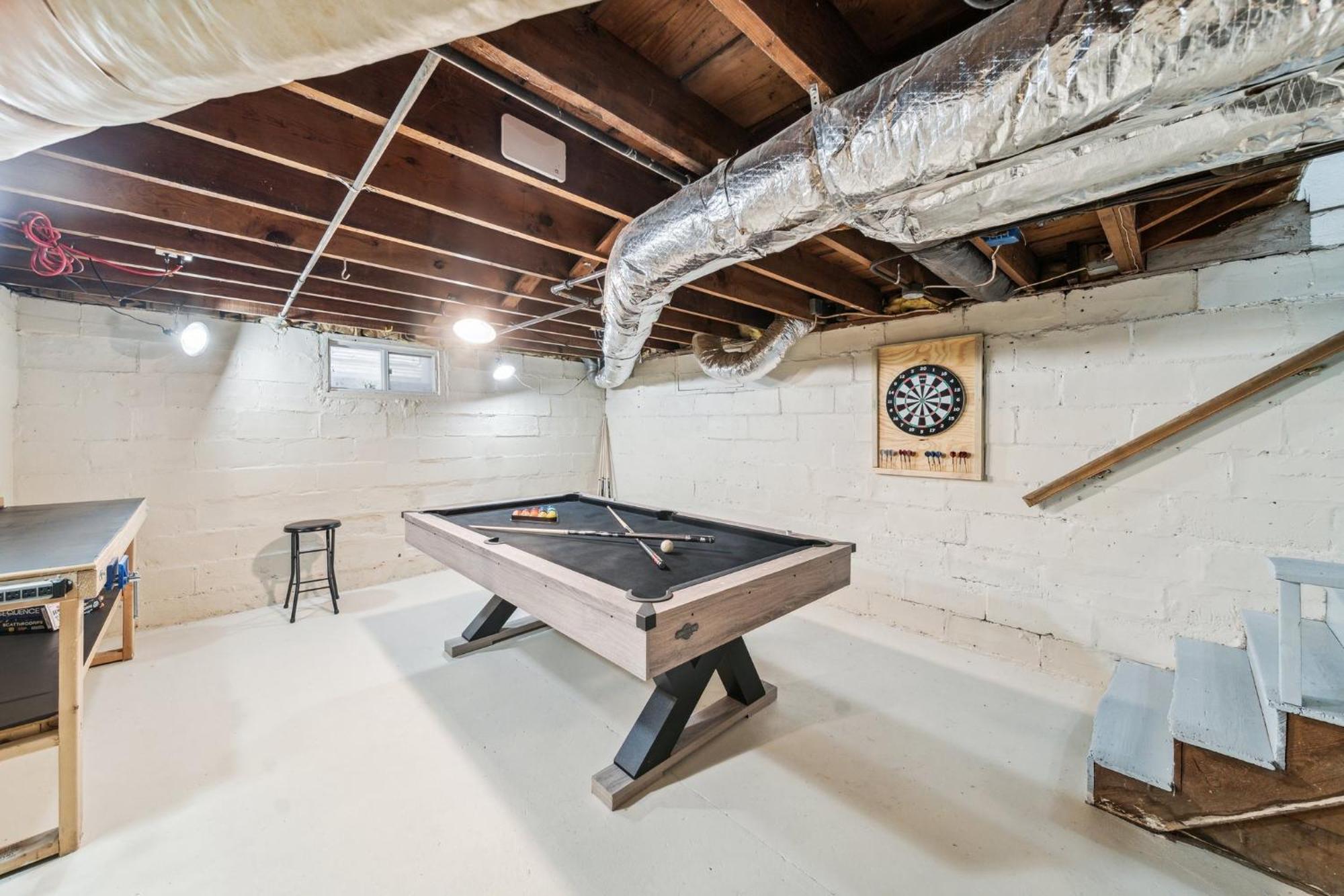 Hottub, Pool Table, Basketball, Firepit, Sleeps 8 Holiday home *