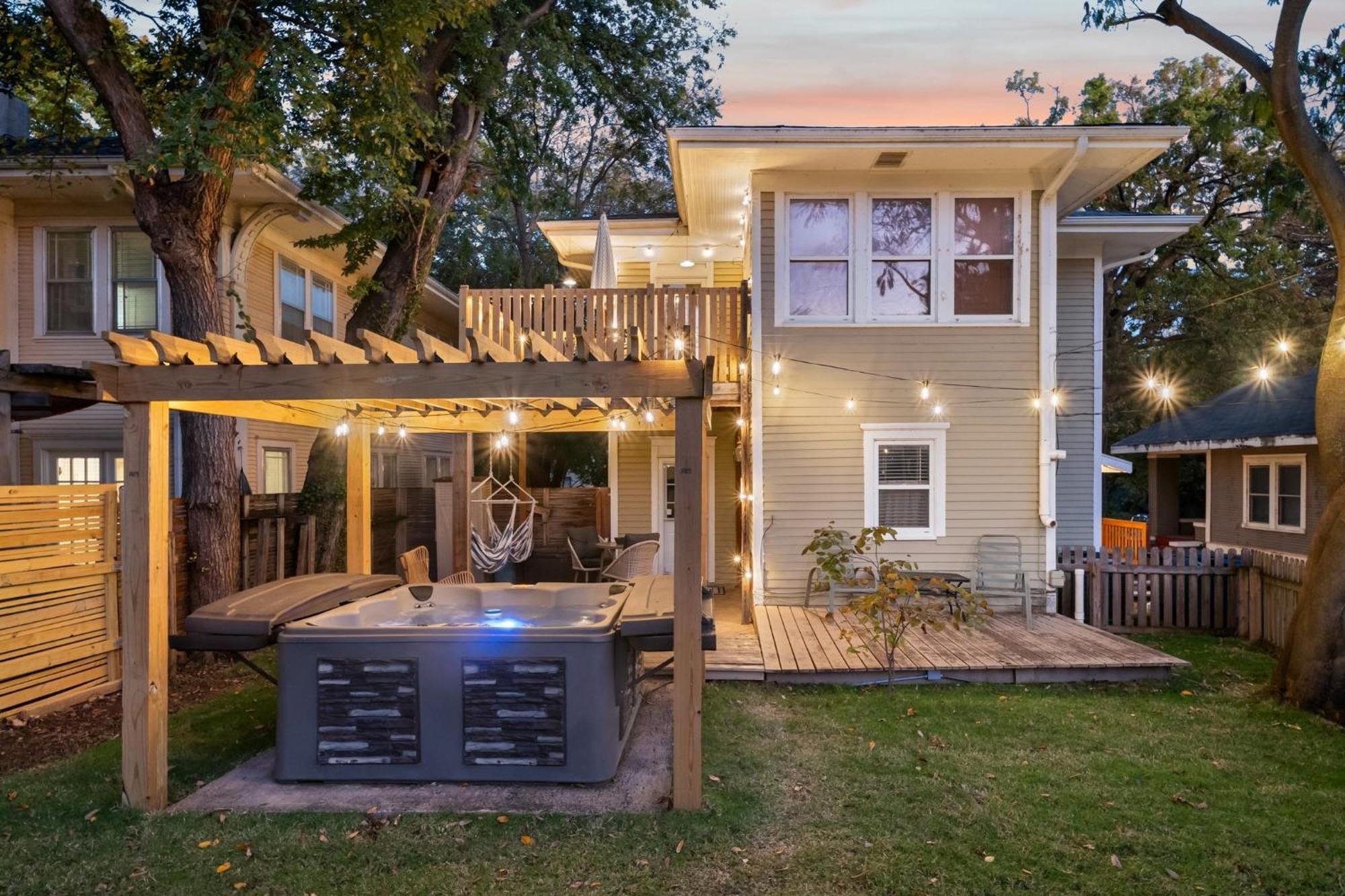 Hottub, Pool Table, Basketball, Firepit, Sleeps 8 Holiday home