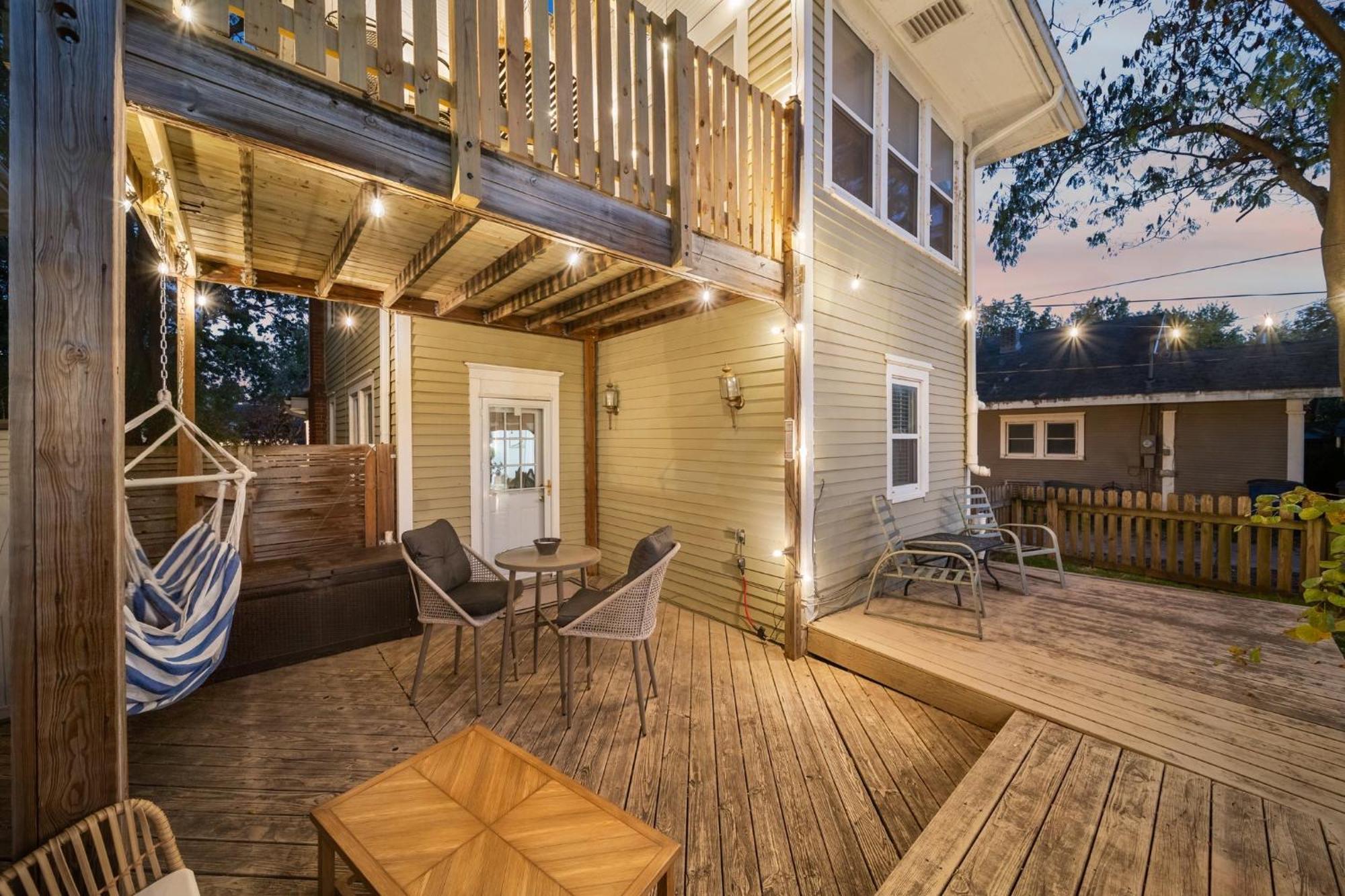 Hottub, Pool Table, Basketball, Firepit, Sleeps 8 Tulsa