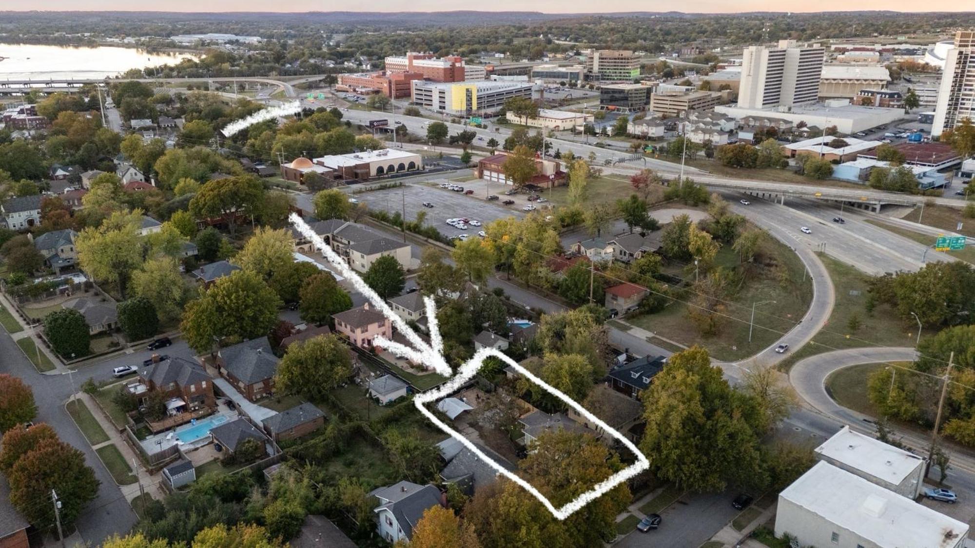 Hottub, Pool Table, Basketball, Firepit, Sleeps 8 * Tulsa