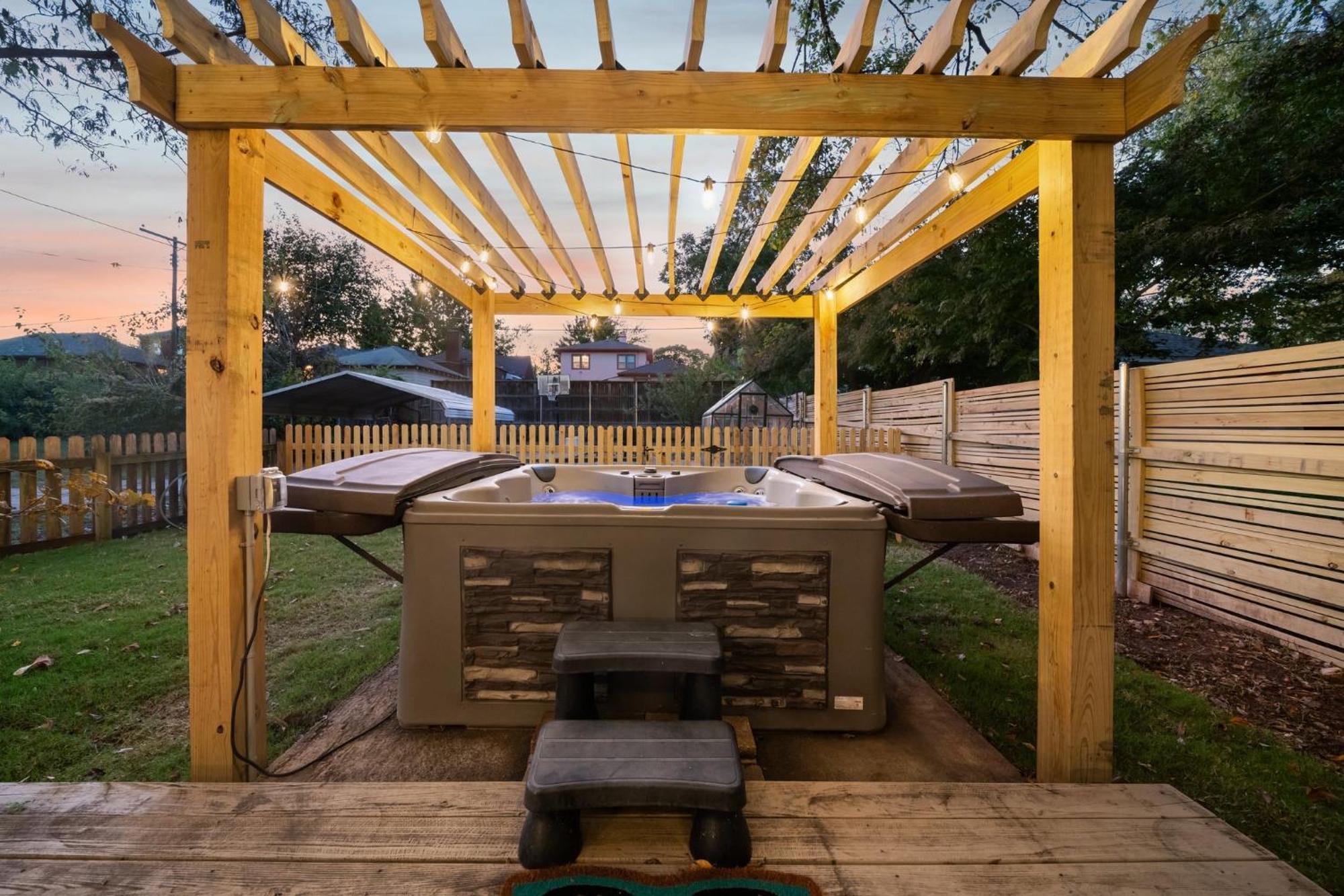 Hottub, Pool Table, Basketball, Firepit, Sleeps 8 *