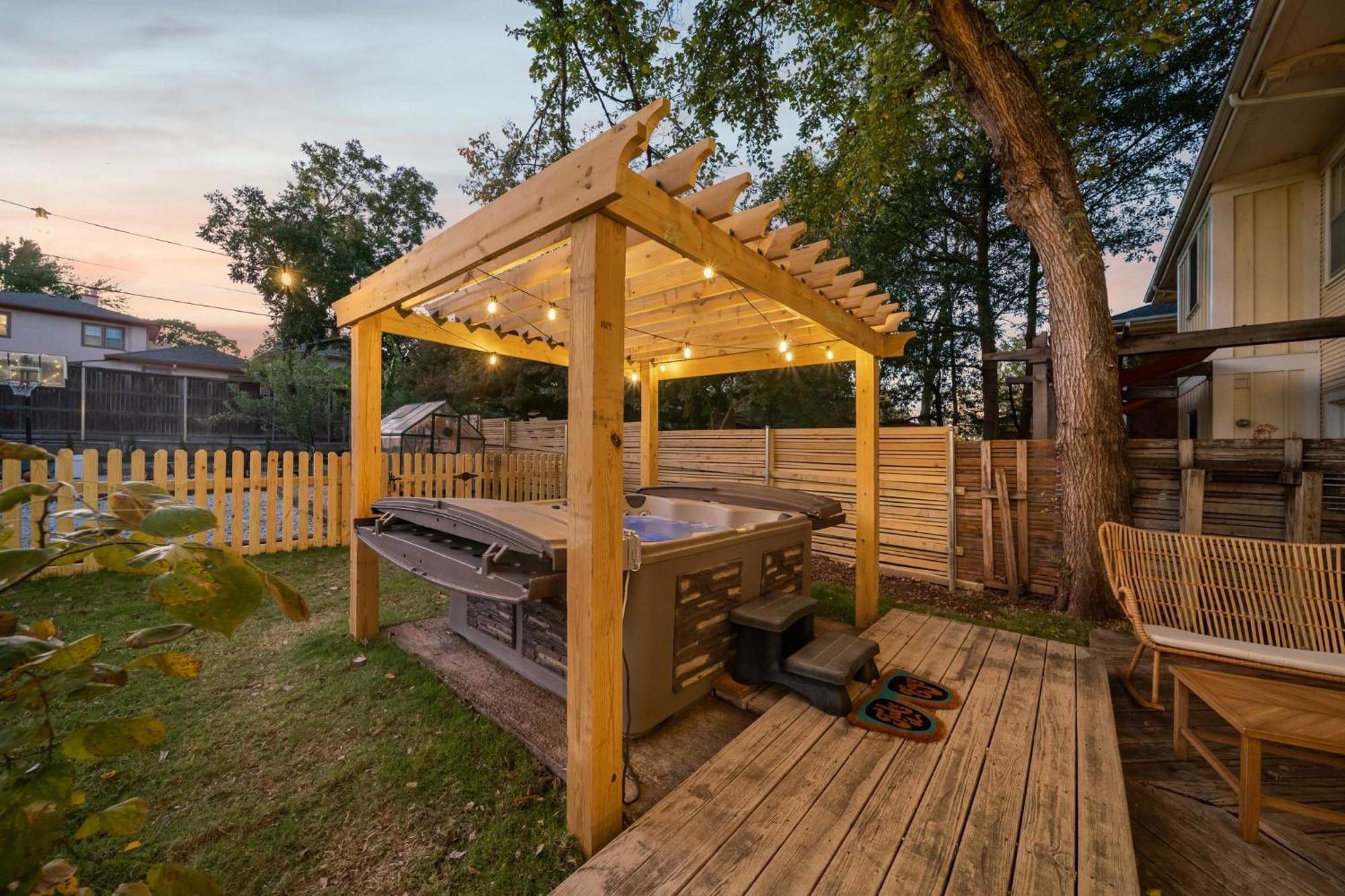 Hottub, Pool Table, Basketball, Firepit, Sleeps 8 Tulsa