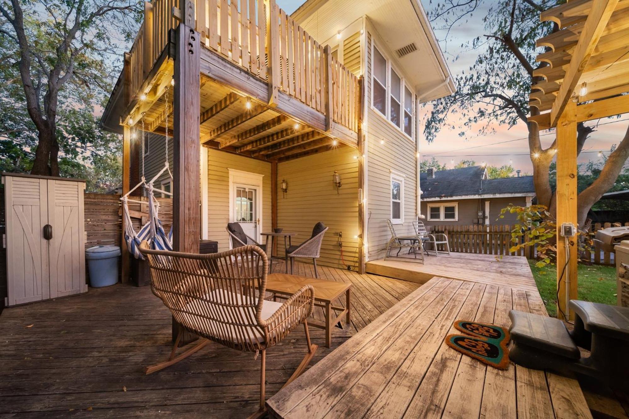 Hottub, Pool Table, Basketball, Firepit, Sleeps 8 Holiday home *