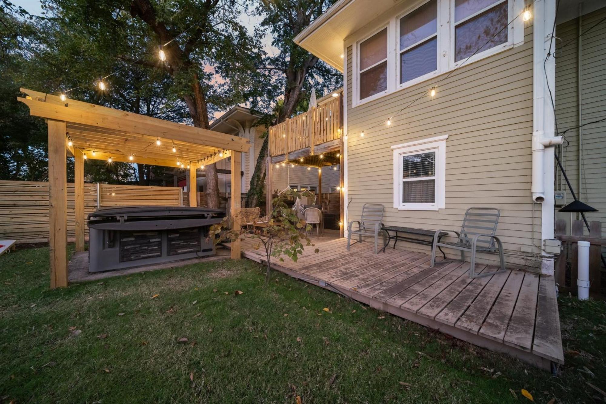 Hottub, Pool Table, Basketball, Firepit, Sleeps 8 Holiday home Tulsa