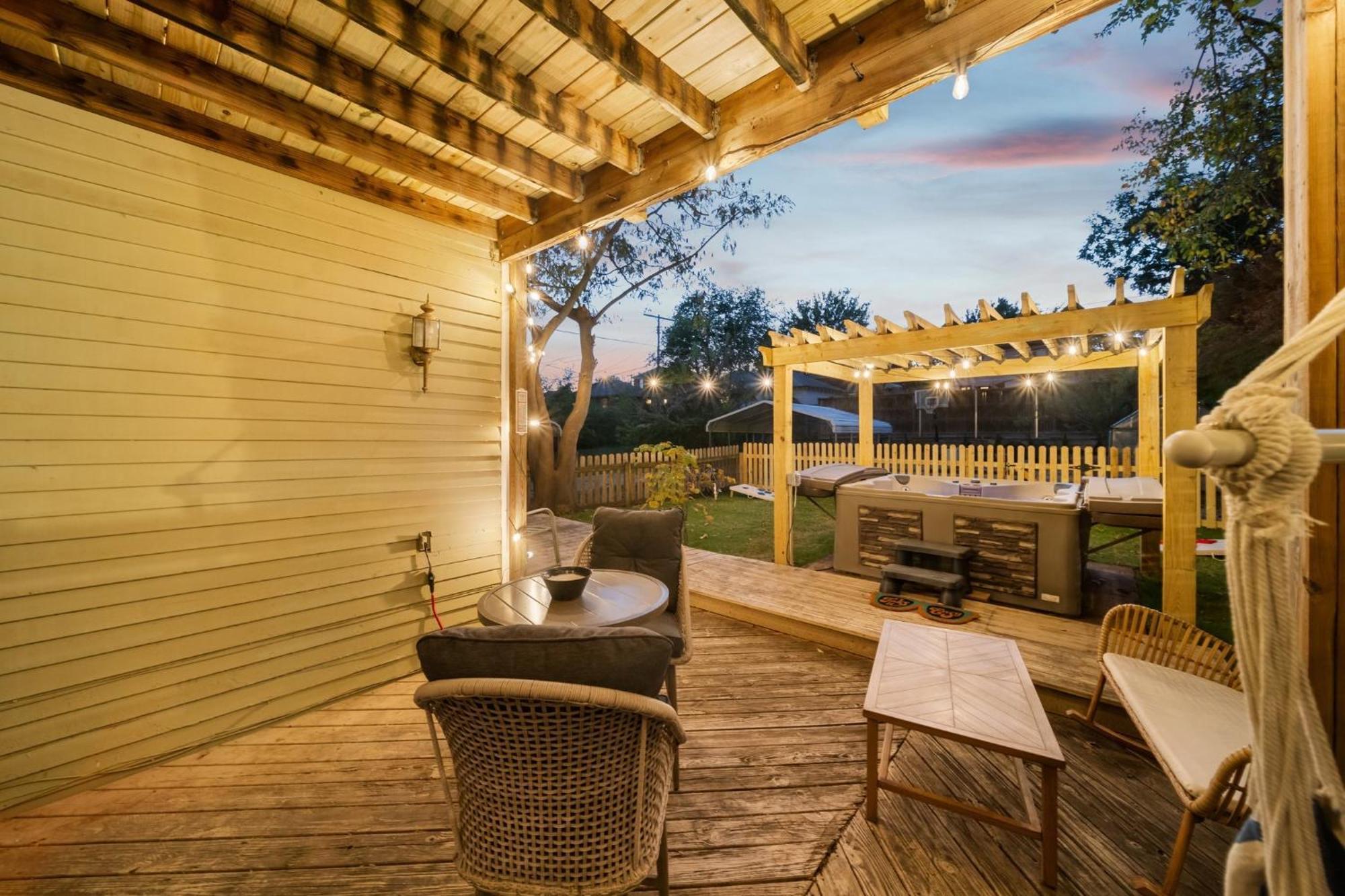 Hottub, Pool Table, Basketball, Firepit, Sleeps 8 * Tulsa
