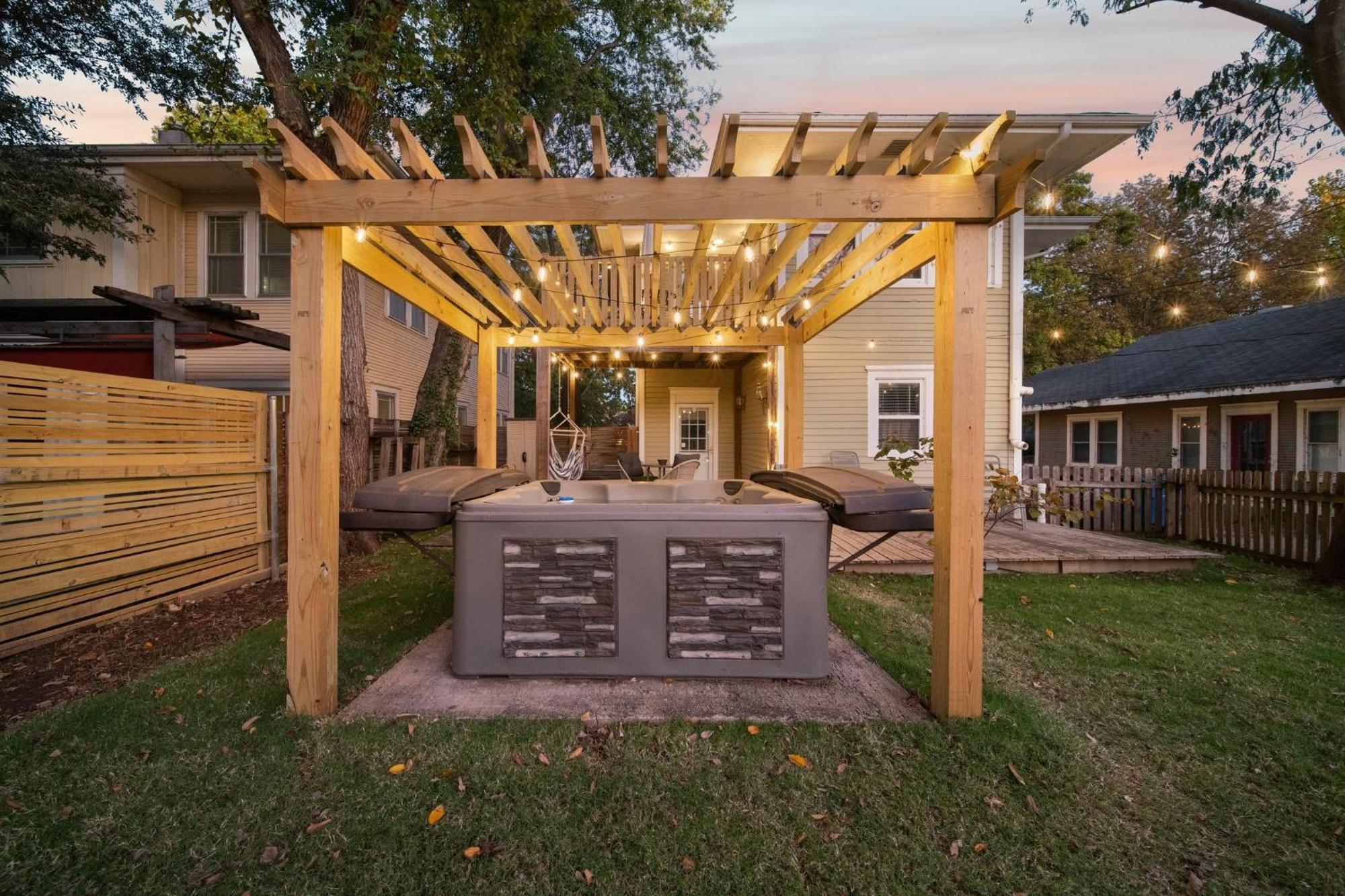 Holiday home Hottub, Pool Table, Basketball, Firepit, Sleeps 8