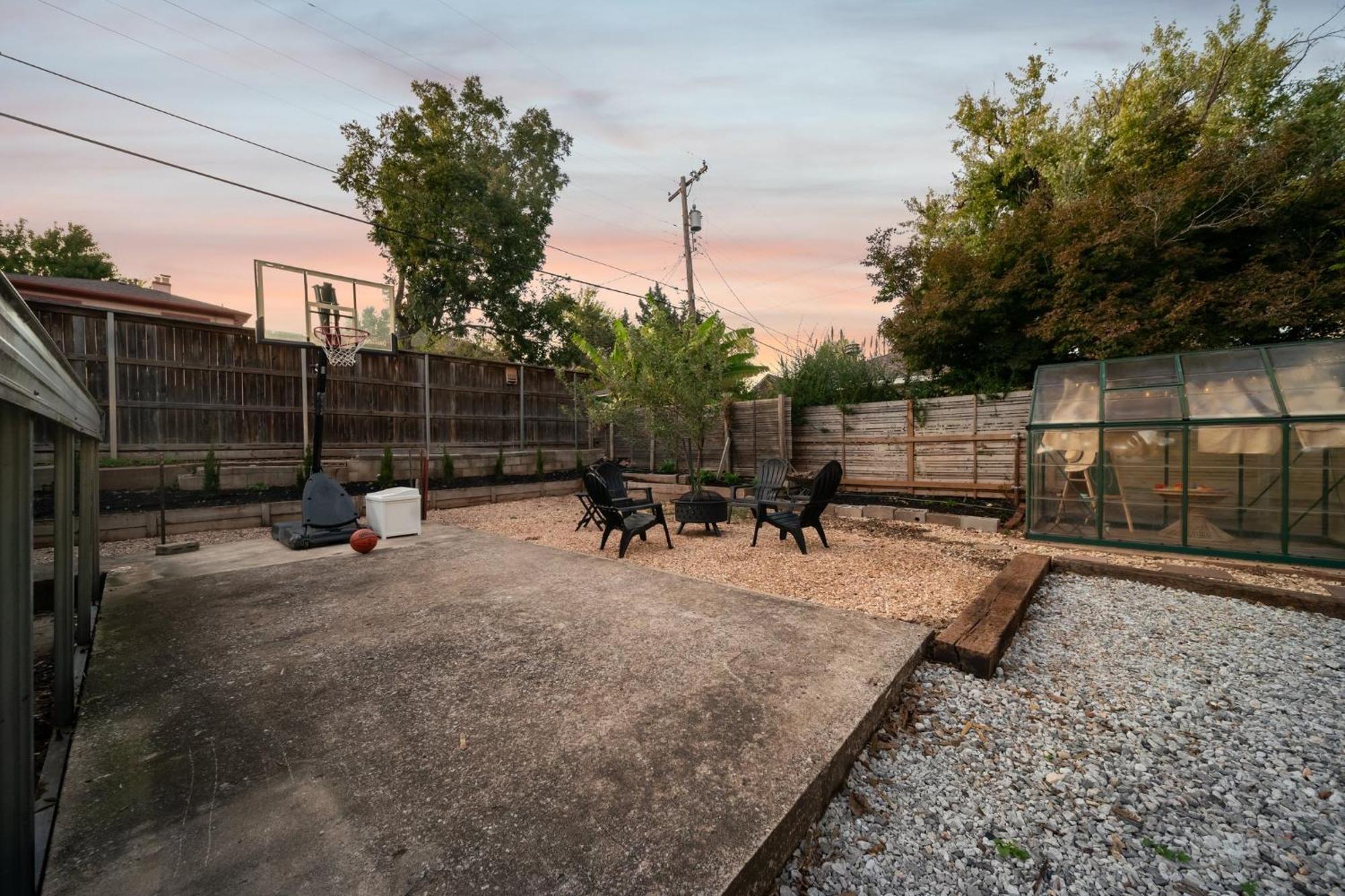 Holiday home Hottub, Pool Table, Basketball, Firepit, Sleeps 8 Tulsa